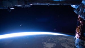 धूमकेतु की इस चमक को पांच जुलाई को अंतरराष्ट्रीय स्पेस स्टेशन के पूर्वी क्षितिज से तस्वीर में कैद किया गया था.